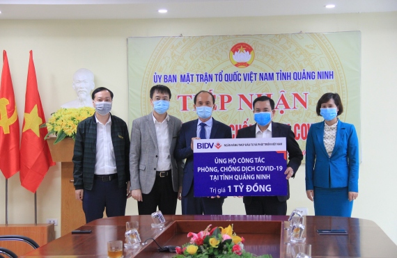 Đại diện BIDV trao tặng ủng hộ 1 tỷ đồng phòng chống Covid-19 tại Quảng Ninh.