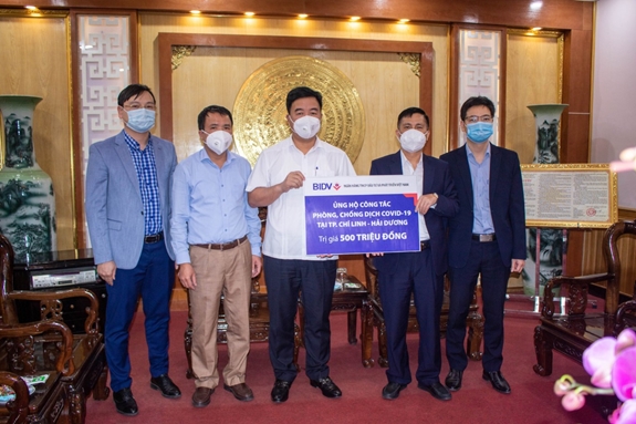 Đại diện BIDV trao tặng ủng hộ phòng chống Covid-19 tại TP Chí Linh, Hải Dương.