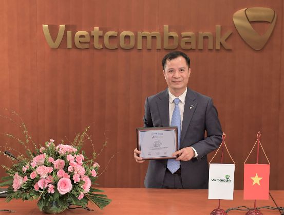 Đại diện Vietcombank nhận danh hiệu “Ngân hàng mạnh nhất dựa trên Bảng tổng kết tài sản”.