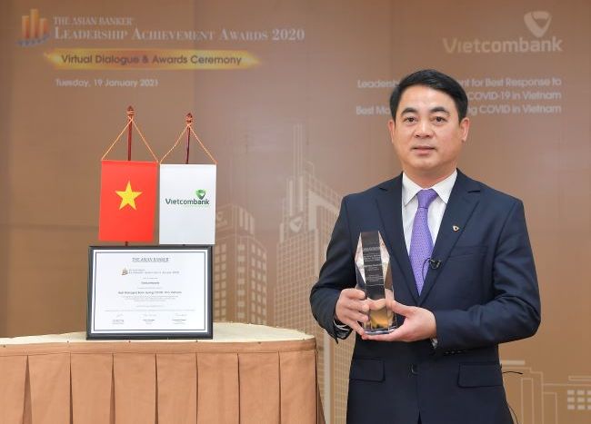 Chủ tịch HĐQT Vietcombank Nghiêm Xuân Thành nhận Giải thưởng của Tạp chí The Asian Banker.