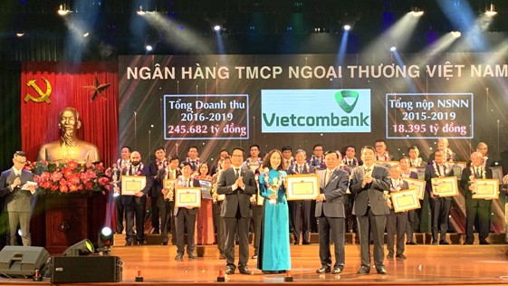 Phó Tổng giám đốc Nguyễn Thị Kim Oanh đại diện Vietcombank nhận Giải thưởng Ngân hàng nộp thuế lớn nhất Việt Nam.