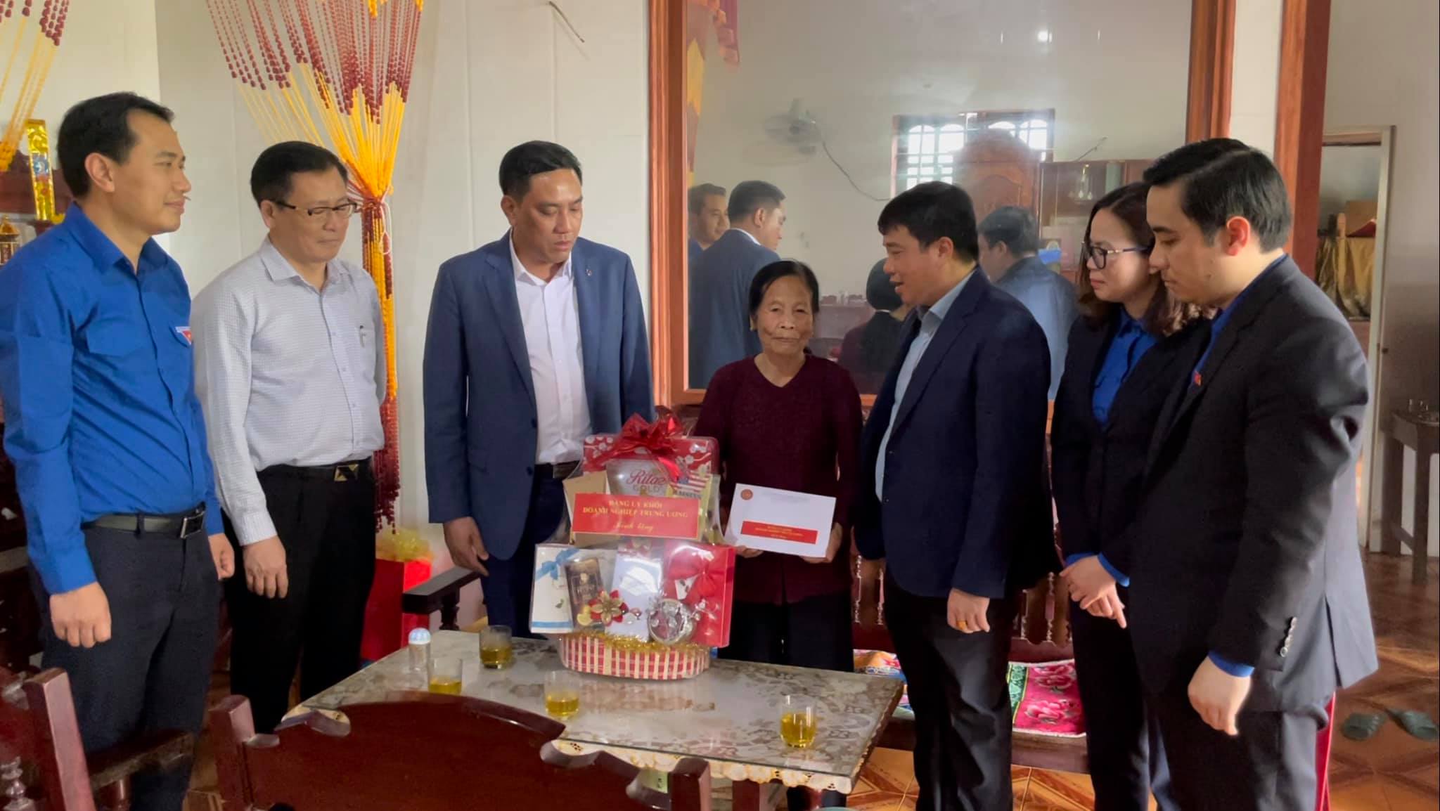 Các đồng chí lãnh đạo thăm, tặng quà Mẹ Việt Nam Anh hùng Nguyễn Thị Ngụ tại xã Bùi La Nhân, huyện Đức Thọ