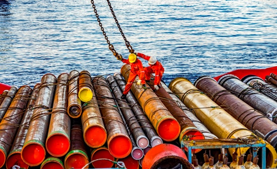 Người lao động dầu khí  làm việc trên công trình biển.