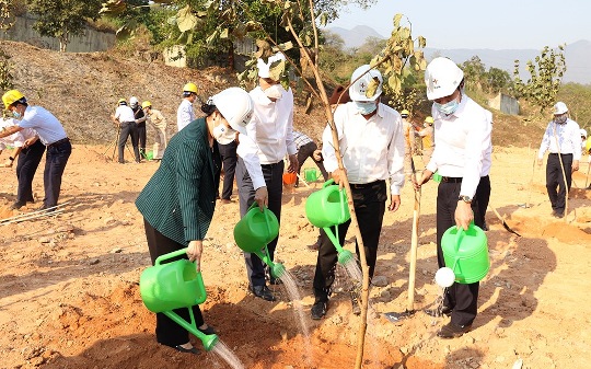 Lãnh đạo EVN và tỉnh Lai Châu trồng cây tại Lễ phát động.