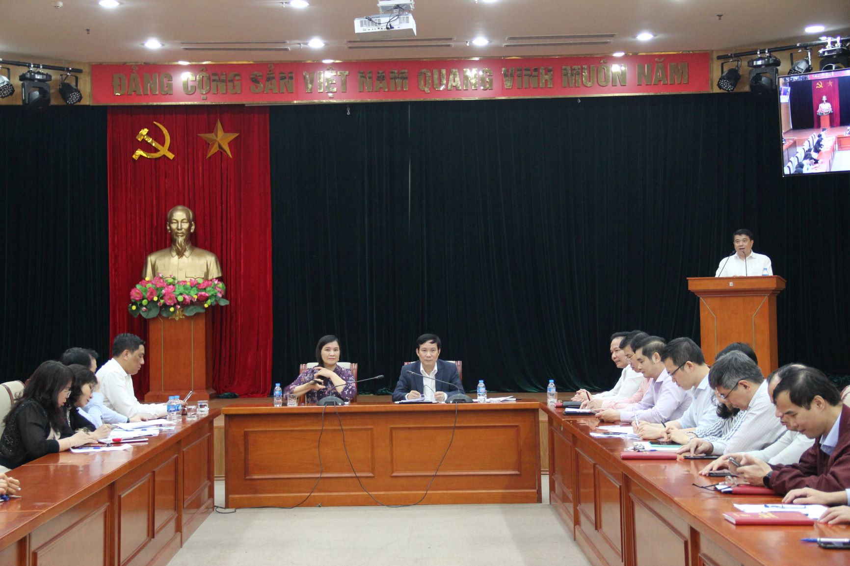 Đồng chí Y Thanh Hà Niê Kđăm, Ủy viên BCHTW Đảng, Bí thư Đảng ủy Khối Doanh nghiệp Trung ương phát biểu tại Hội nghị lấy ý kiến của cử tri nơi công tác.