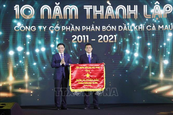 ​​​​​Tổng Giám đốc Tập đoàn Dầu khí Việt Nam Lê Mạnh Hùng trao cờ thi đua cho đại diện lãnh đạo Công ty Cổ phần Phân bón Dầu khí Cà Mau.