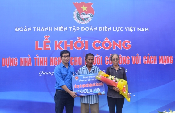 Đoàn Thanh niên EVN khởi công xây nhà cho gia đình có công với cách mạng tại xã Quảng Đông, huyện Quảng Trạch, tỉnh Quảng Bình.