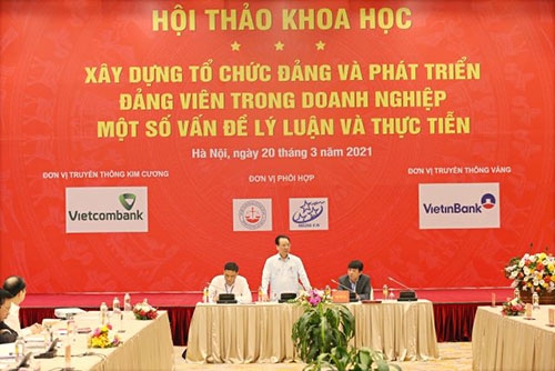 Đồng chí Phùng Hữu Phú, Phó Chủ tịch Thường trực Hội đồng Lý luận Trung ương phát biểu đề dẫn tại Hội thảo. 