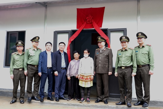 Đại tướng Tô Lâm cùng các đại biểu bàn giao nhà tình nghĩa cho gia đình anh Vàng A Lồng ở xã Trung Lý.