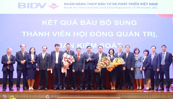 Ban lãnh đạo BIDV chúc mừng các thành viên mới của HĐQT và Ban Kiểm soát BIDV.