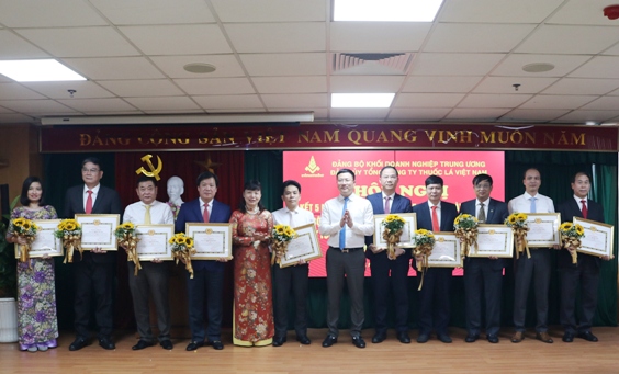 Đại diện lãnh đạo Đảng ủy Tổng công ty Thuốc lá Việt Nam trao Giấy khen cho các cá nhân có thành tích xuất sắc.