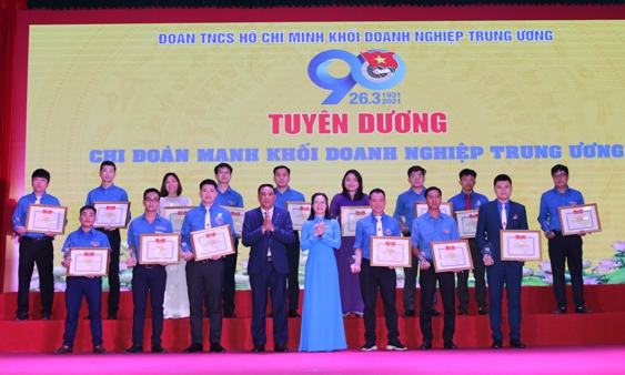 Phó Bí thư Đảng ủy Khối Hoàng Giang và Bí thư Đoàn Khối Hoàng Thị Minh Thu trao 