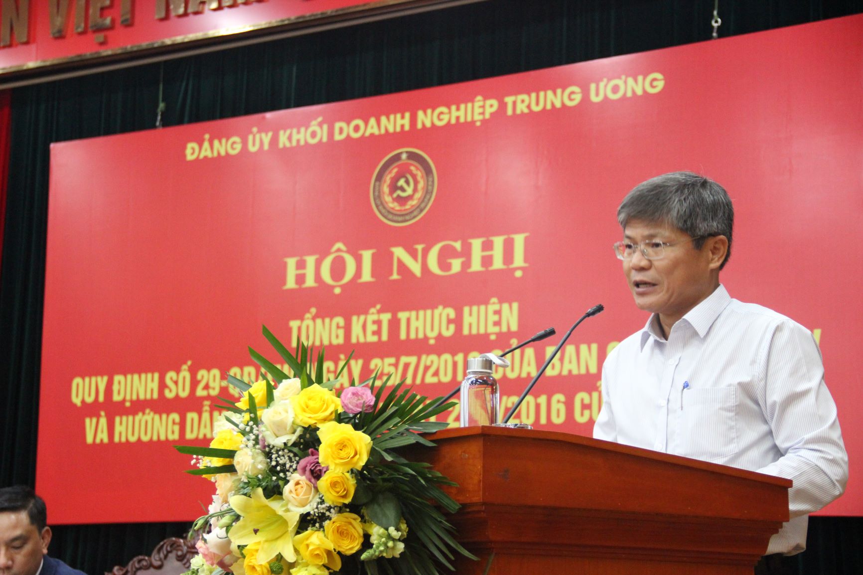 Đồng chí Trần Công Kha, Ủy viên BTV Đảng ủy Khối, Bí thư Đảng ủy, Phó Tổng Giám đốc Tập đoàn CN Cao su Việt Nam trình bày tham luận.