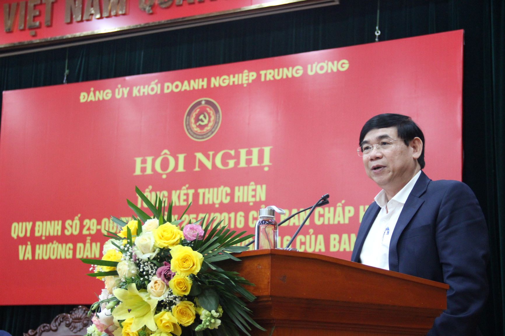 Đồng chí Phan Đức Tú, Ủy viên BCH Đảng bộ Khối, Bí thư Đảng ủy, Chủ tịch HĐQT Ngân hàng TMCP Đầu tư và Phát triển Việt Nam trình bày tham luận.