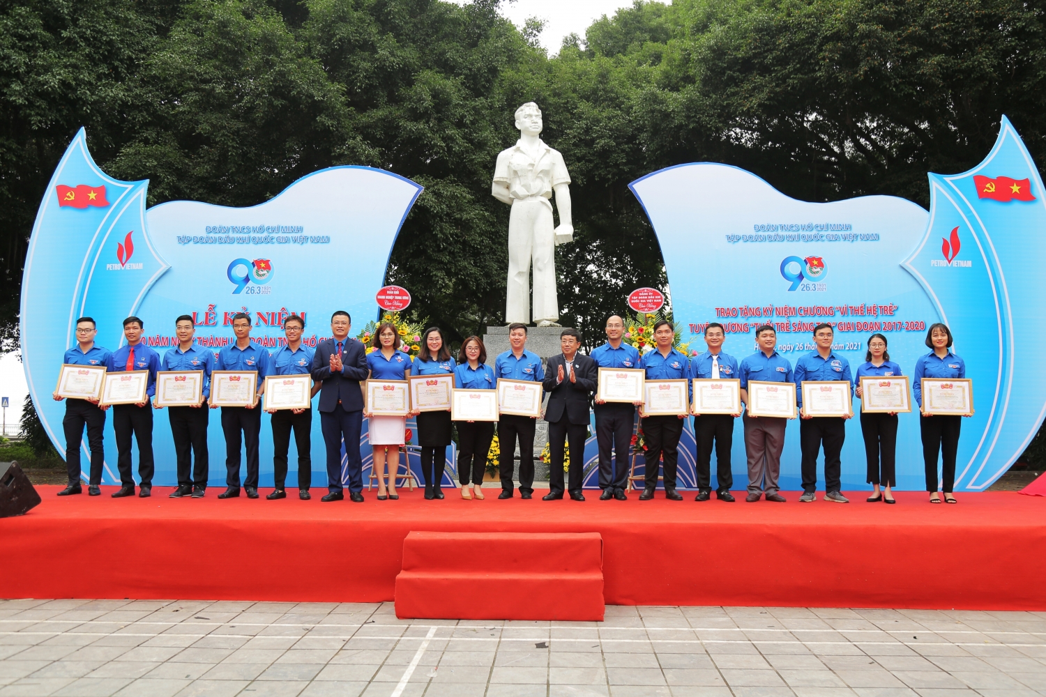Đồng chí Nguyễn Văn Quyết, Phó Bí thư Đoàn Khối DNTW và đồng chí Phạm Xuân Cảnh trao tặng Bằng khen của Trung ương Đoàn cho các tập thể.