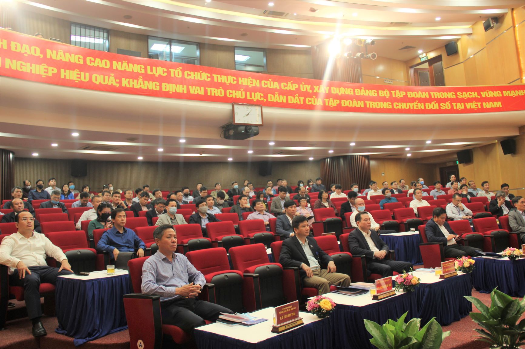 Các đại biểu dự Hội nghị tại điểm cầu Huỳnh Thúc Kháng.