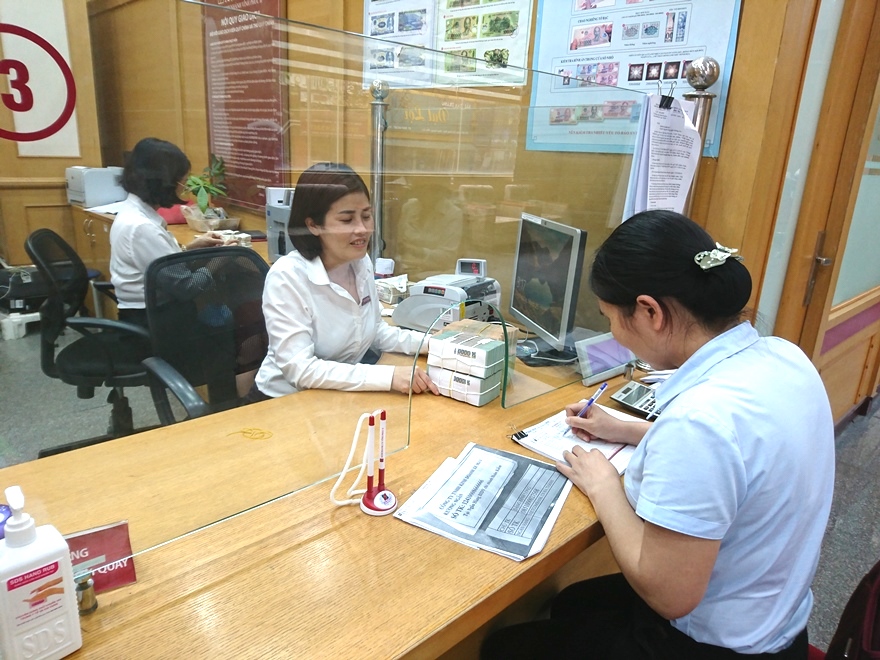 Chị Nguyễn Thị Thu Phương, Agribank chi nhánh Vĩnh Phúc II – một trong những cán bộ trả lại tiền thừa nhiều cho khách hàng trong hệ thống Agribank.