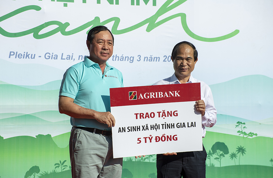 Đồng chí Tiết Văn Thành - Thành viên HĐTV, Tổng Giám đốc trao tặng 5 tỷ đồng cho hoạt động an sinh xã hội của tỉnh Gia Lai.