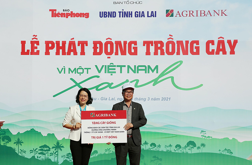 Đồng chí Nguyễn Thị Phượng - PhóTổng Giám đốc Agribank trao tặng 1 tỷ đồng cho hoạt động trồng cây xanh của tỉnh Gia Lai.