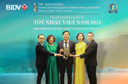 Đại diện BIDV nhận giải thưởng Sản phẩm cho vay tiêu dùng tốt nhất Việt Nam 2021.