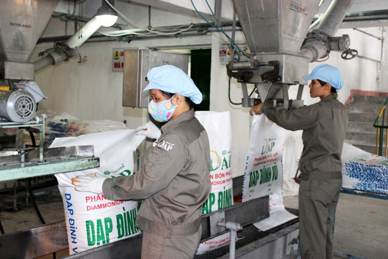 Sản xuất phân bón DAP Đình Vũ tại Nhà máy DAP Vinachem Hải Phòng.