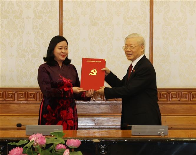 Tổng Bí thư Nguyễn Phú Trọng trao Quyết định cho đồng chí Bùi Thị Minh Hoài, Bí thư Trung ương Đảng giữ chức Trưởng Ban Dân vận Trung ương.