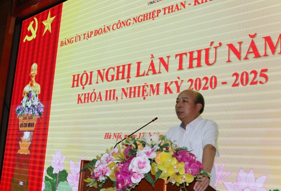 Đồng chí Lê Minh Chuẩn - Bí thư Đảng ủy, Chủ tịch HĐTV TKV báo cáo kết quả công tác Quý I/2021.