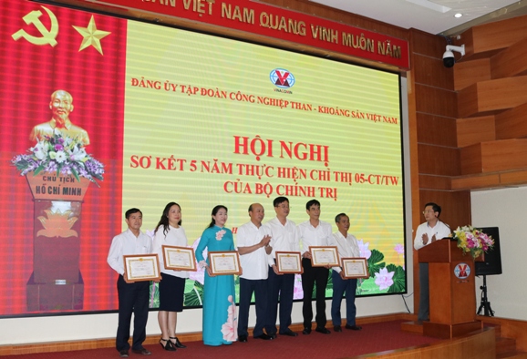 Đại diện lãnh đạo Đảng ủy Tập đoàn CN Than - Khoáng sản Việt Nam trao Giấy khen cho các cá nhân có thành tích xuất sắc.
