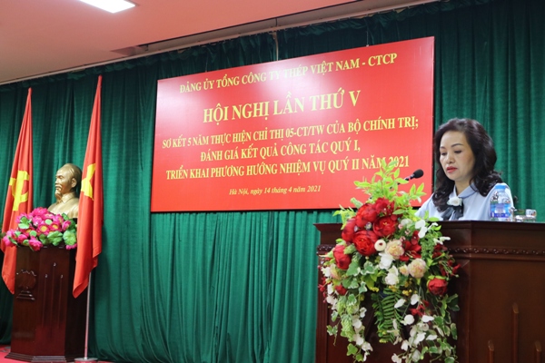 Phó Bí thư Thường trực Đảng ủy Tổng công ty Thép Việt Nam-CTCP Phạm Thu Hiền báo cáo kết quả triển khai thực hiện Chỉ thị 05-CT/TW của Bộ Chính trị trong 5 năm qua.