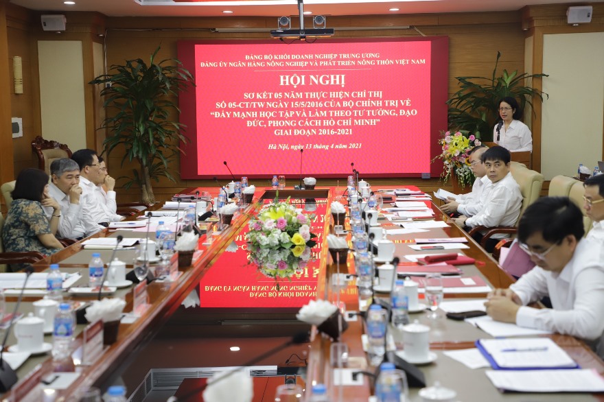 Đồng chí Nguyễn Thị Phượng - Ủy viên Ban Thường vụ, Phó Tổng Giám đốc Agribank báo cáo sơ kết 05 năm thực hiện Chỉ thị số 05-CT/TW của Bộ Chính trị