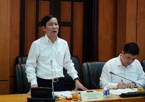 Đồng chí Phạm Tấn Công - Phó Bí thư thường trực Đảng ủy Khối phát biểu giao nhiệm vụ.