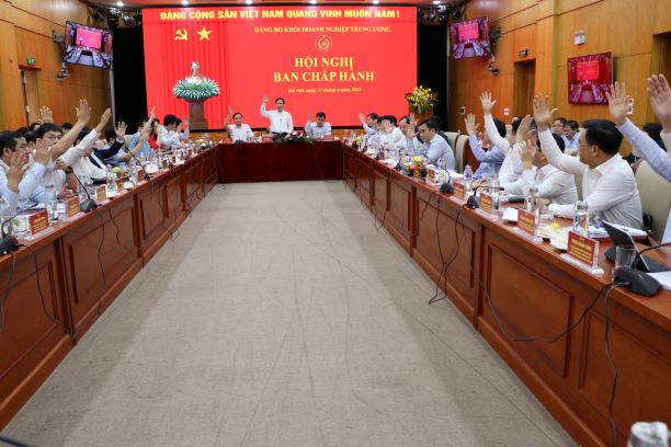 Các đại biểu biểu quyết thống nhất Ban Chấp hành Đảng bộ Khối Doanh nghiệp Trung ương ban hành Nghị quyết.