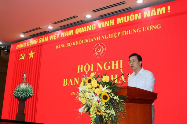 Đồng chí Nguyễn Trung Hiếu, Ủy viên Ban Thường vụ, Trưởng Ban Tuyên giáo Đảng ủy Khối trình bày Tờ trình về Đề án, dự thảo Nghị quyết.