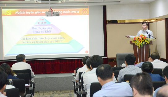 Đ/c Nguyễn Trung Hiếu – UVBTV, Trưởng Ban Tuyên giáo Đảng ủy khối DN Trung ương trình bày một số nội dung trọng tâm trong công tác tuyên giáo.