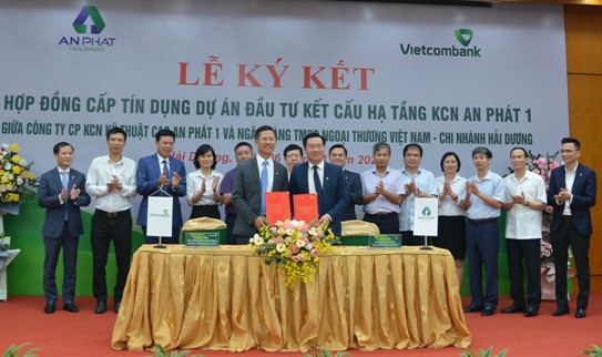 Đại diện lãnh đạo Vietcombank Hải Dương và Công ty CP KCN Kỹ thuật cao An Phát 1 ký kết hợp đồng tín dụng .