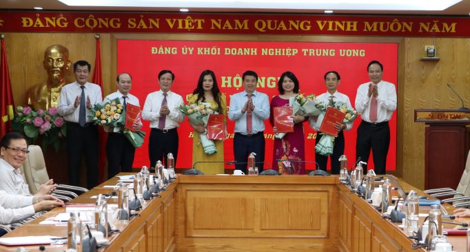 Thường trực Đảng ủy Khối Doanh nghiệp Trung ương chụp ảnh lưu niệm với 04 đồng chí nhận nhiệm vụ mới. 