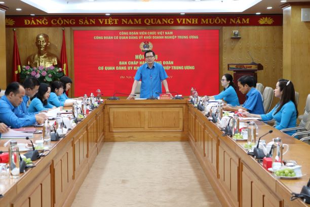 Đồng chí Chu Đình Động - Chủ tịch Công đoàn Cơ quan Đảng ủy Khối chủ trì Hội nghị.