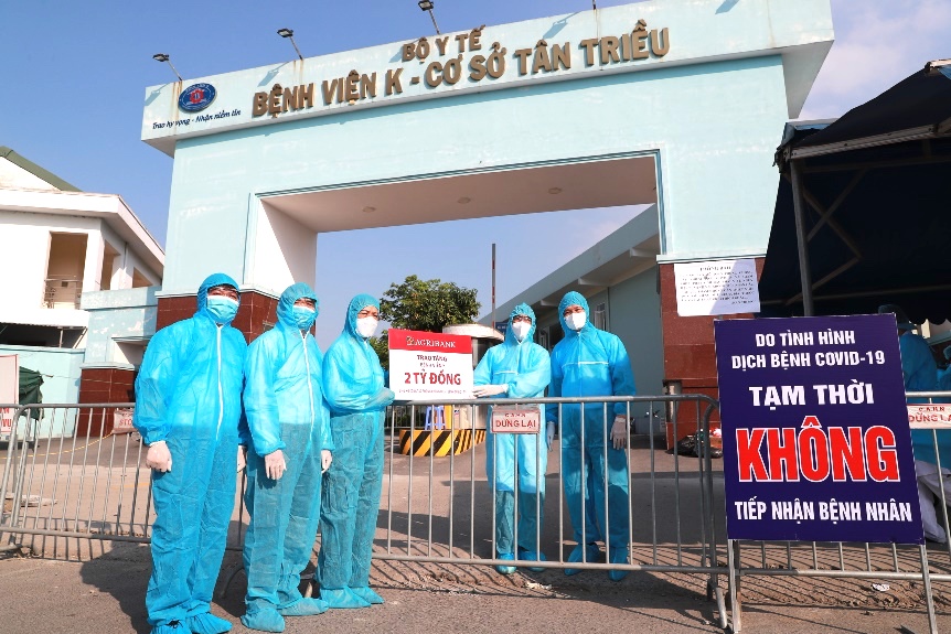 Đại diện Lãnh đạo Agribank trao kinh phí hỗ trợ phòng chống COVID-19 tại cổng Bệnh viện K cơ sở Tân Triều, đảm bảo giãn cách và an toàn phòng chống dịch theo quy định.