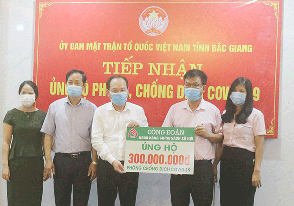 Công đoàn NHCSXH tỉnh Bắc Giang trao 300 triệu đồng cho Uỷ ban MTTQ tỉnh để hỗ trợ cho các đơn vị trên địa bàn.