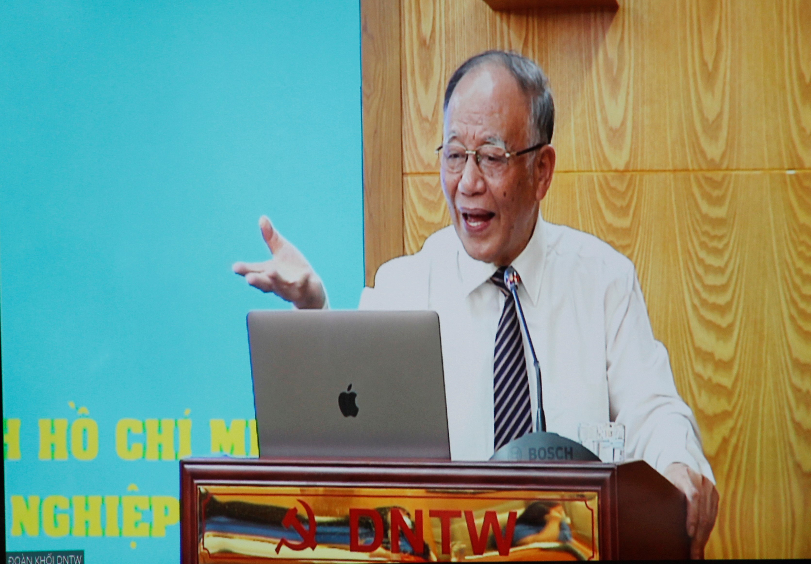 Giáo sư, Tiến sĩ Hoàng Chí Bảo, chuyên gia cao cấp, nguyên Ủy viên Hội đồng lý luận Trung ương.