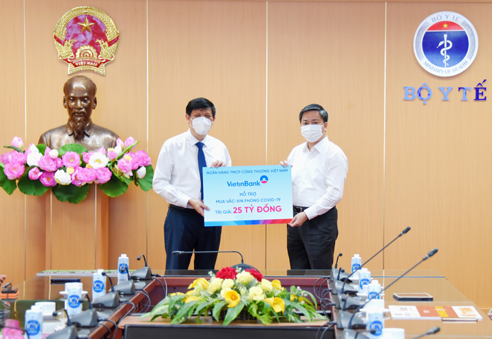 Đồng chí Lê Đức Thọ - Ủy viên BCH Trung ương Đảng, Bí thư Đảng ủy, Chủ tịch HĐQT VietinBank trao ủng hộ 25 tỷ đồng mua vắc-xin.