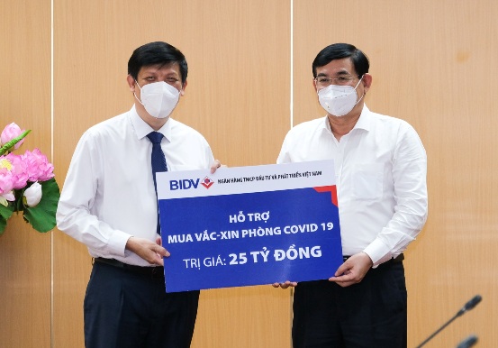 Chủ tịch HĐQT BIDV Phan Đức Tú trao biển hỗ trợ mua vắc-xin phòng COVID-19 trị giá 25 tỷ đồng.
