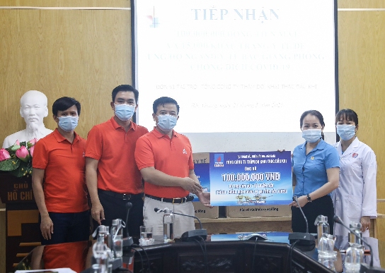 Tổng công ty Thăm dò và Khai thác Dầu khí trao quà hỗ trợ cho tỉnh Bắc Giang.
