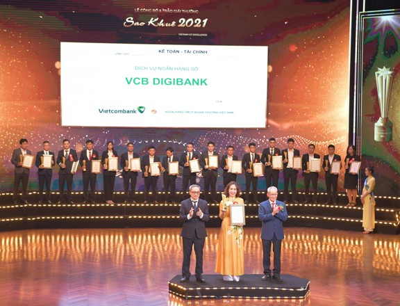 Đại diện lãnh đạo Vietcombank nhận Giấy chứng nhận và Cup vinh danh tại Lễ trao giải thưởng Sao Khuê 2021.