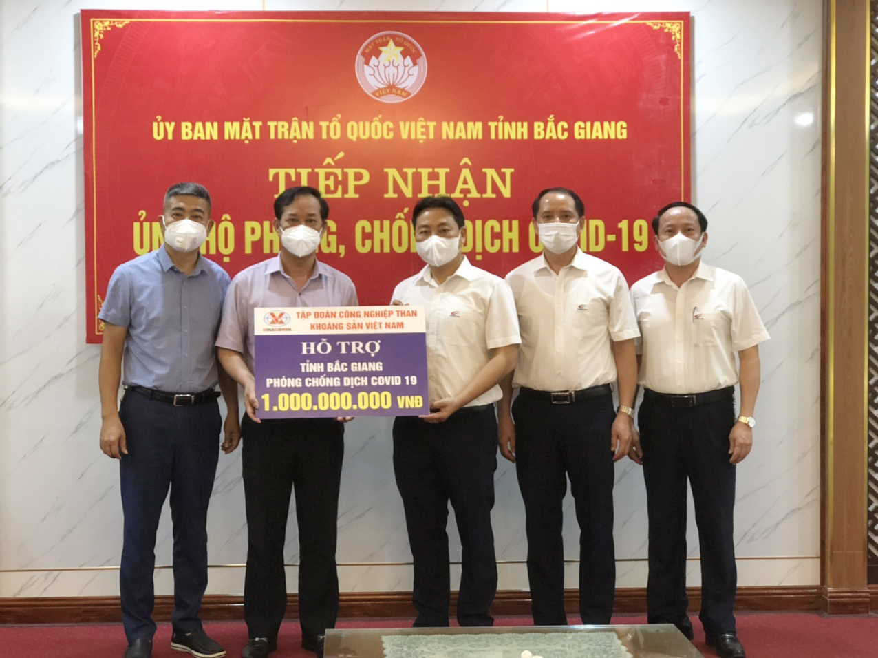 Tập đoàn Công nghiệp Than-Khoáng sản Việt Nam hỗ trợ tỉnh Bắc Giang phòng chống dịch bệnh.