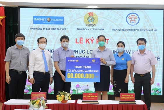Đại diện Công đoàn Tập đoàn Bảo Việt đã trao tặng 60 triệu đồng cho Trung tâm Kiểm soát Bệnh tật Bắc Giang và Trung tâm Kiểm soát Bệnh tật Bắc Ninh.