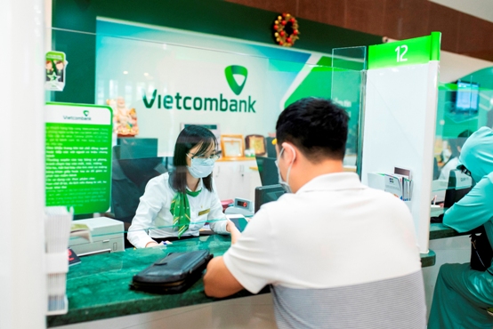 Hình ảnh giao dịch tại Vietcombank trong bối cảnh COVID-19.