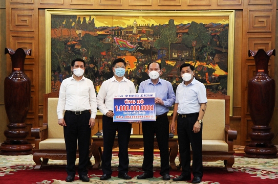 Đại diện EVN trao 1 tỷ đồng hỗ trợ tỉnh Bắc Giang phòng, chống dịch COVID-19. 