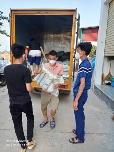 VNPT Bắc Giang tặng 1 tấn gạo, 150 thùng mì, 1000 quả trứng cho công nhân khu cách ly.