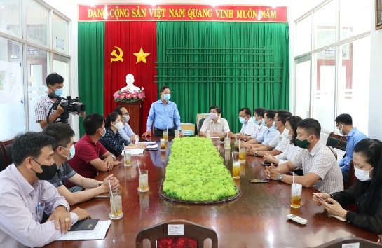 Đoàn đến thăm và tặng quà cho Sở Y tế tỉnh Kiên Giang.